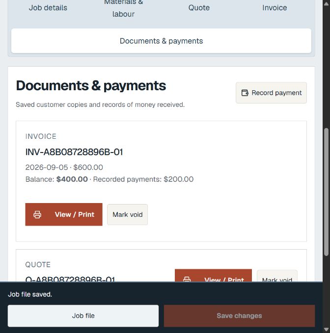 Training documents and payments screen showing a simulated invoice, recorded payment and remaining balance